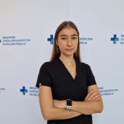 lek. zuzanna sachajko w medycznym ubraniu na białym tle