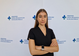 lek. zuzanna sachajko w medycznym ubraniu na białym tle