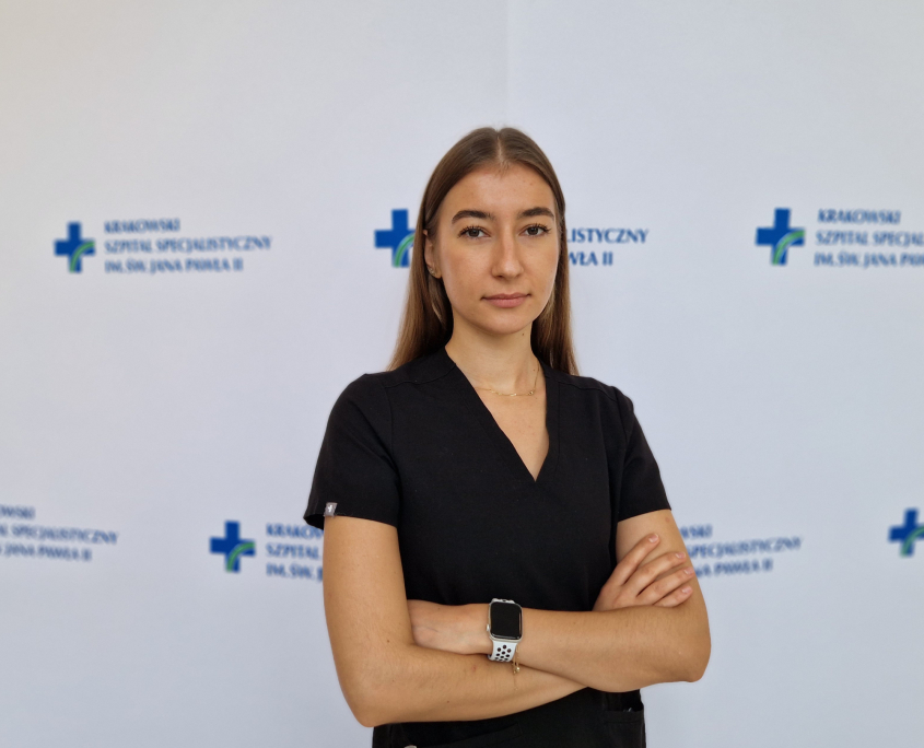 lek. zuzanna sachajko w medycznym ubraniu na białym tle