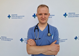 lek. Marcin Jakiel w medycznym ubraniu na białym tle