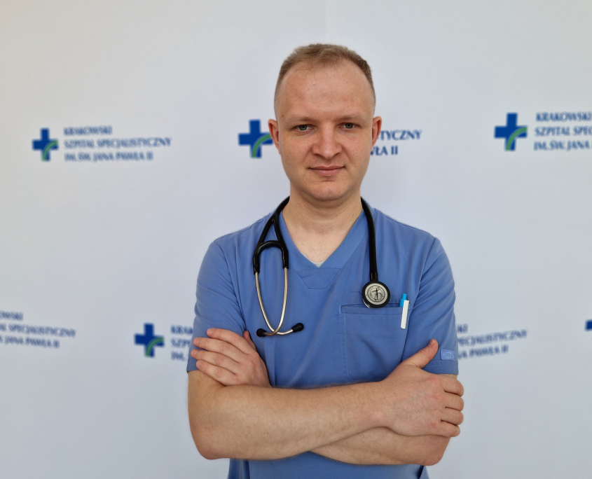 lek. Marcin Jakiel w medycznym ubraniu na białym tle