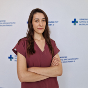 lek. Katarzyna Trojanowicz w medycznym ubraniu na białym tle