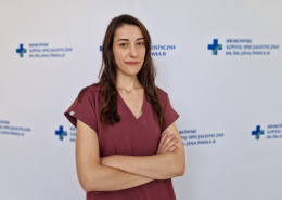 lek. Katarzyna Trojanowicz w medycznym ubraniu na białym tle