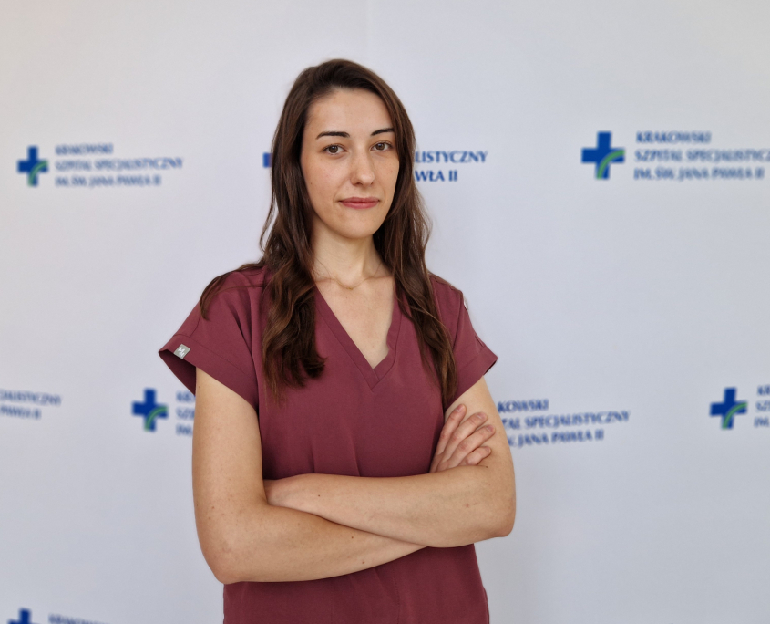 lek. Katarzyna Trojanowicz w medycznym ubraniu na białym tle