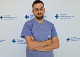 lek. Łukasz Czyż w ubraniu medycznym na białym tle