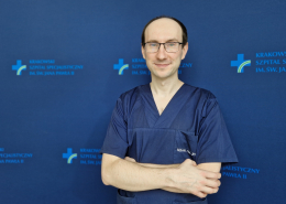dr n. med. Wojciech Magoń w medyczny ubraniu na granatowym tle