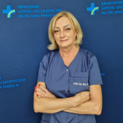 Małgorzata Wołoch w medycznym ubraniu na granatowym tle