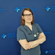 lek. sylwia szczepara w medycznym ubraniu na granatowym tle