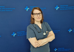 lek. sylwia szczepara w medycznym ubraniu na granatowym tle