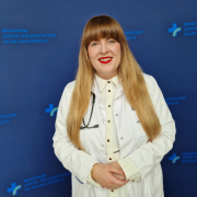 d n. med. Katarzyna Holcman w medycznym ubraniu na grantowym tle