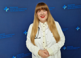 d n. med. Katarzyna Holcman w medycznym ubraniu na grantowym tle