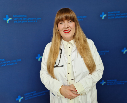 d n. med. Katarzyna Holcman w medycznym ubraniu na grantowym tle