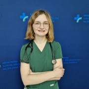 lek. Barbara Wziątek w medycznym ubraniu na granatowym tle