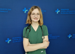 lek. Barbara Wziątek w medycznym ubraniu na granatowym tle