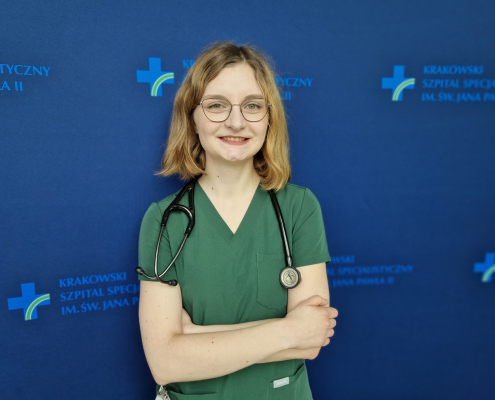 lek. Barbara Wziątek w medycznym ubraniu na granatowym tle