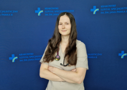 lek. Anna Maciak-Pawłucka w medycznym ubraniu na granatowym tle