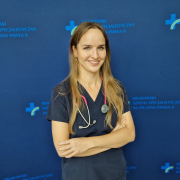 lek. Aleksandra Karabinowska-Małocha w medycznym ubraniu na granatowym tle