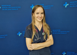 lek. Aleksandra Karabinowska-Małocha w medycznym ubraniu na granatowym tle