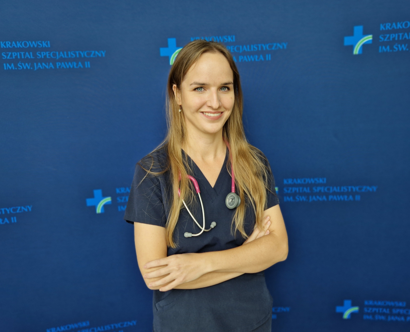 lek. Aleksandra Karabinowska-Małocha w medycznym ubraniu na granatowym tle