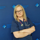 dr n. med. Magdalena Kaźnica-Wiatr w medycznym ubraniu na granatowym tle