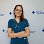 lek. małgorzata mazur w medycznym ubraniu na białym tle