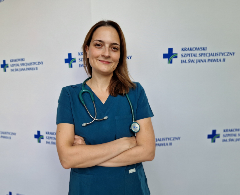 lek. małgorzata mazur w medycznym ubraniu na białym tle