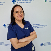 mgr piel. Beata Lech w medycznym ubraniu na białym tle