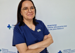 mgr piel. Beata Lech w medycznym ubraniu na białym tle