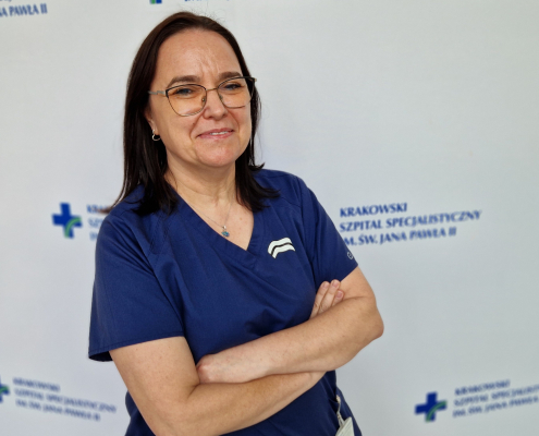 mgr piel. Beata Lech w medycznym ubraniu na białym tle