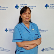 mgr piel. Barbara Wnęk-Bielas w medycznym ubraniu na białym tle