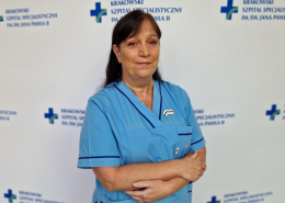 mgr piel. Barbara Wnęk-Bielas w medycznym ubraniu na białym tle