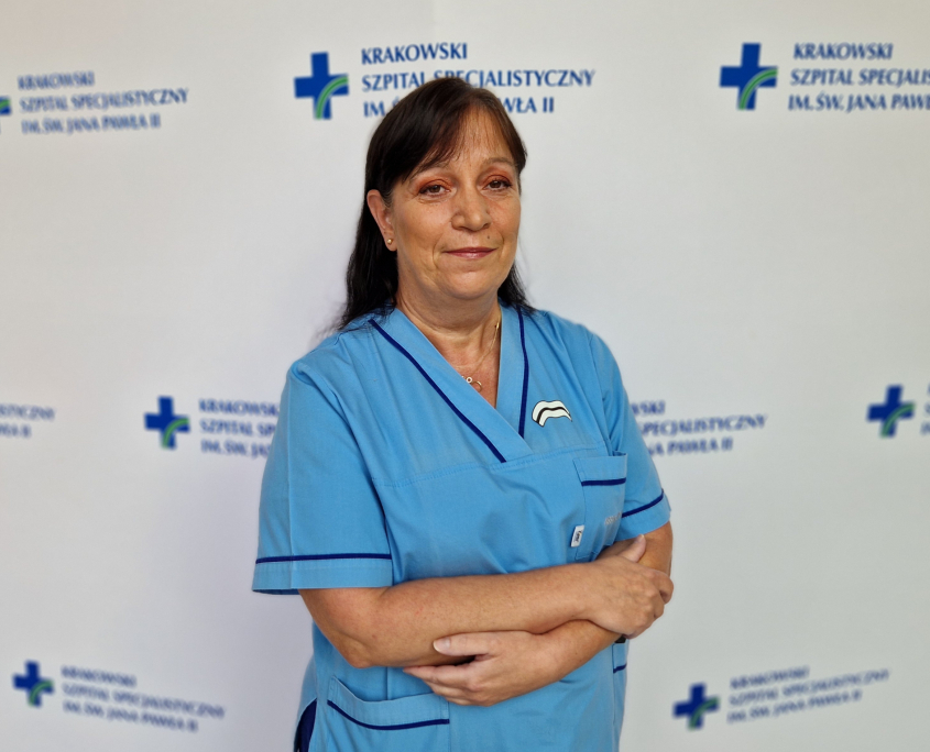 mgr piel. Barbara Wnęk-Bielas w medycznym ubraniu na białym tle