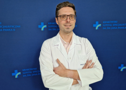 dr n. med. Grzegorz Karkowski w białym ubraniu na granatowym tle
