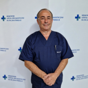 Prof. dr hab.n.med. Piotr Pieniążek w medycznym ubraniu na białym tle