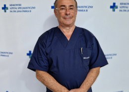 Prof. dr hab.n.med. Piotr Pieniążek w medycznym ubraniu na białym tle