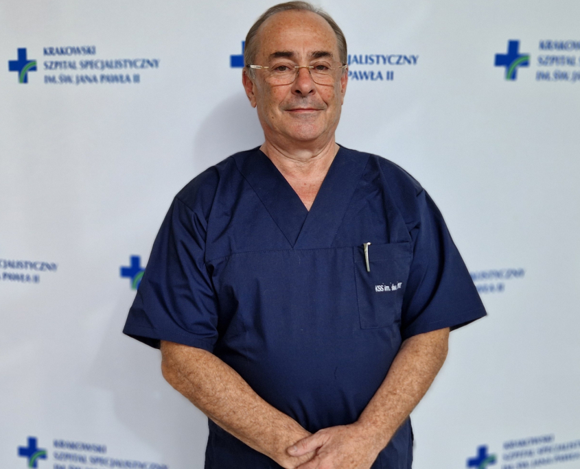 Prof. dr hab.n.med. Piotr Pieniążek w medycznym ubraniu na białym tle