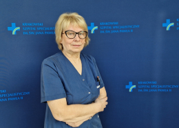 Teresa Durek w medycznym ubraniu na granatowym tle