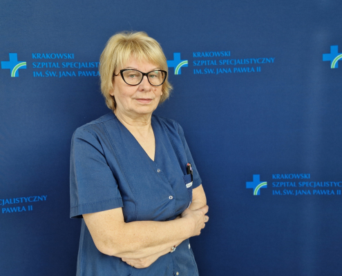 Teresa Durek w medycznym ubraniu na granatowym tle