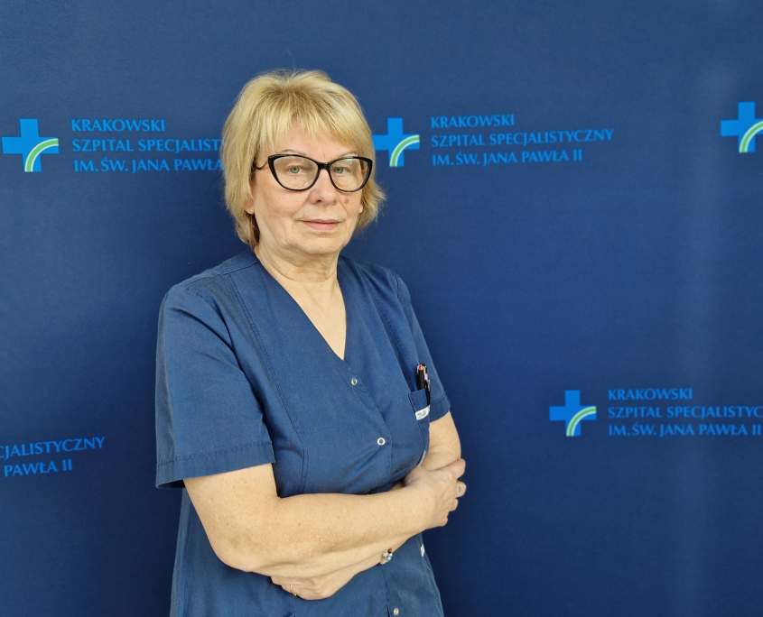 Teresa Durek w medycznym ubraniu na granatowym tle