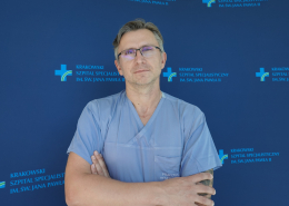 dr n. med. Andrzej Machnik w medycznym ubraniu na granatowym tle