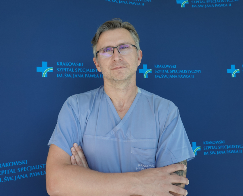 dr n. med. Andrzej Machnik w medycznym ubraniu na granatowym tle