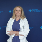 mgr Agnieszka Borowiec w medycznym ubraniu na granatowym tle