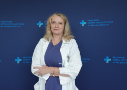 mgr Agnieszka Borowiec w medycznym ubraniu na granatowym tle