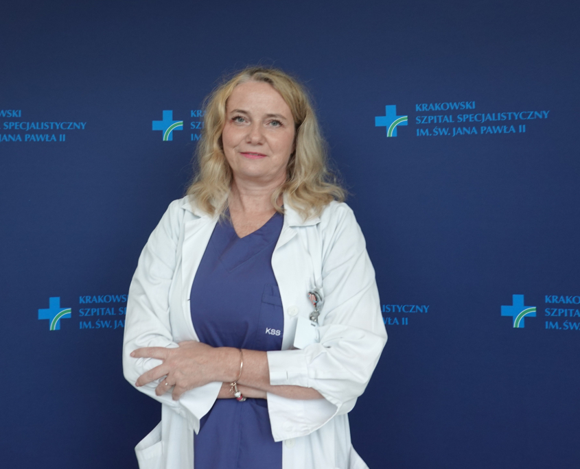 mgr Agnieszka Borowiec w medycznym ubraniu na granatowym tle