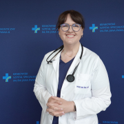 Dr n. med. Anna Furman-Niedziejko w medycznym ubraniu na białym tle