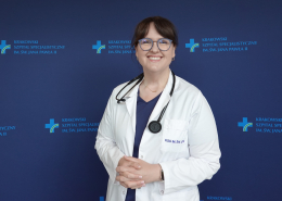 Dr n. med. Anna Furman-Niedziejko w medycznym ubraniu na białym tle
