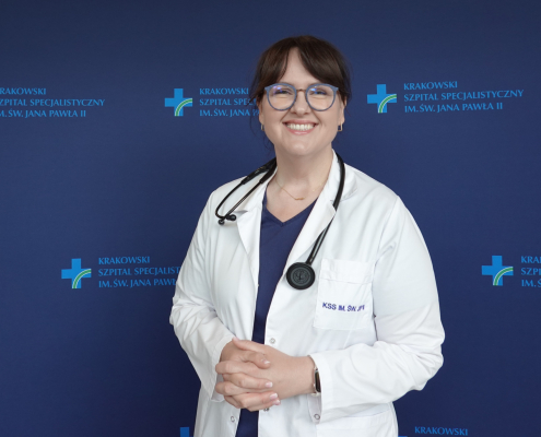 Dr n. med. Anna Furman-Niedziejko w medycznym ubraniu na białym tle