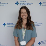 lek. Agnieszka Mirek w medycznym ubraniu na białym tle