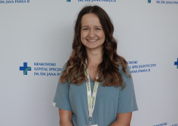 lek. Agnieszka Mirek w medycznym ubraniu na białym tle