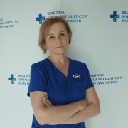 mgr Ewa Węglarz w granatowym ubraniu na białym tle